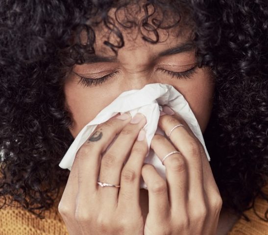 Por que pegamos mais gripe e resfriado em tempo seco?